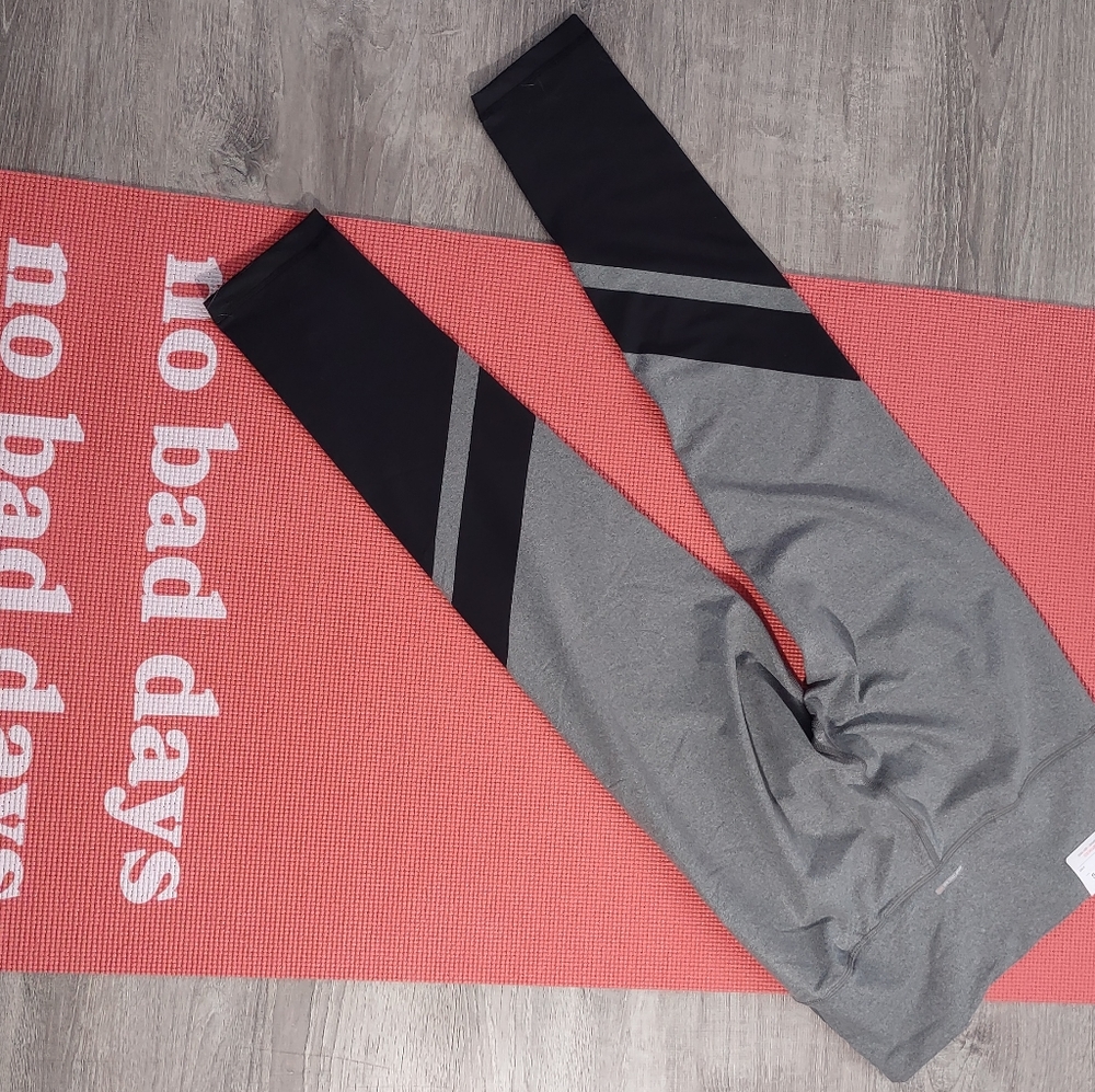 Aerie Gray and Black move leggings